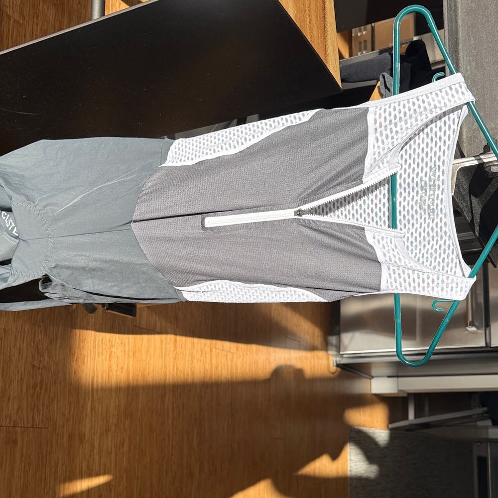 Women’s Cafe Du Cycliste bib short with zipper front.